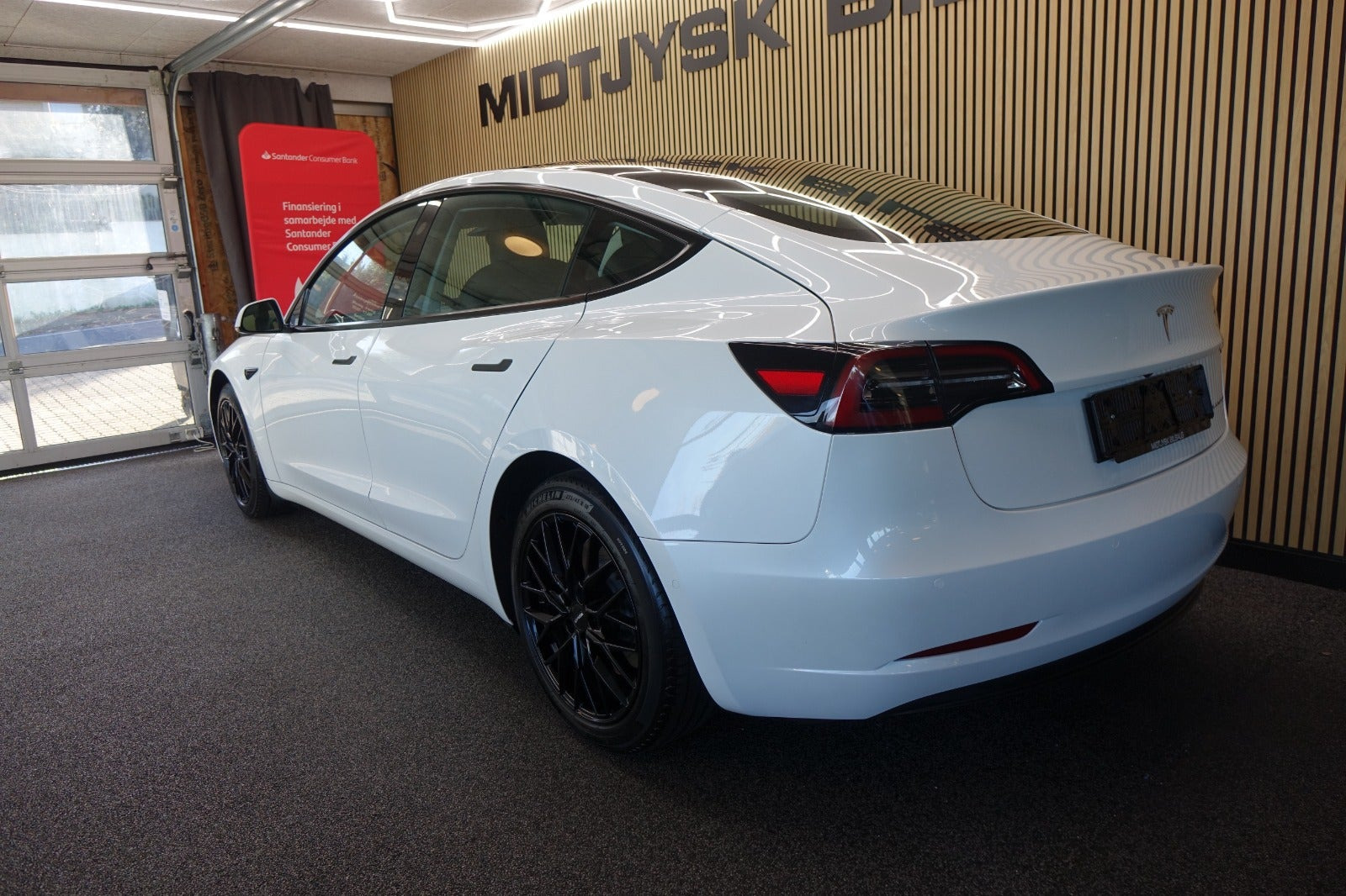 Hvid Tesla Model 3 fra 2022