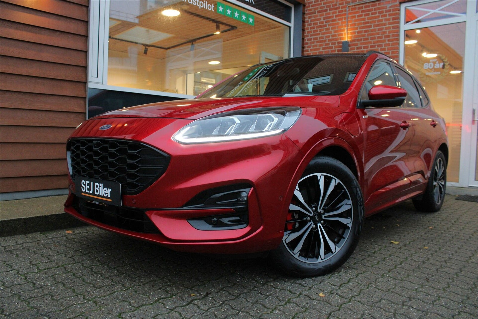 Rød Ford Kuga fra 2020