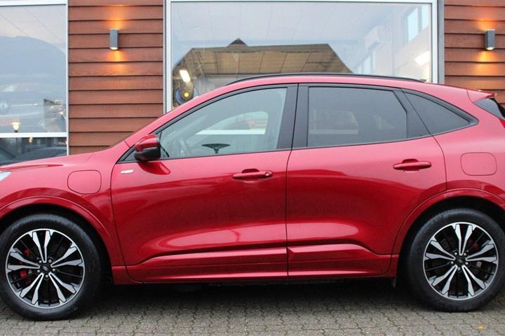 Rød Ford Kuga fra 2020