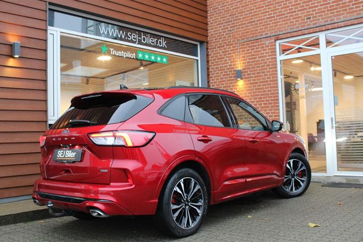 Rød Ford Kuga fra 2020