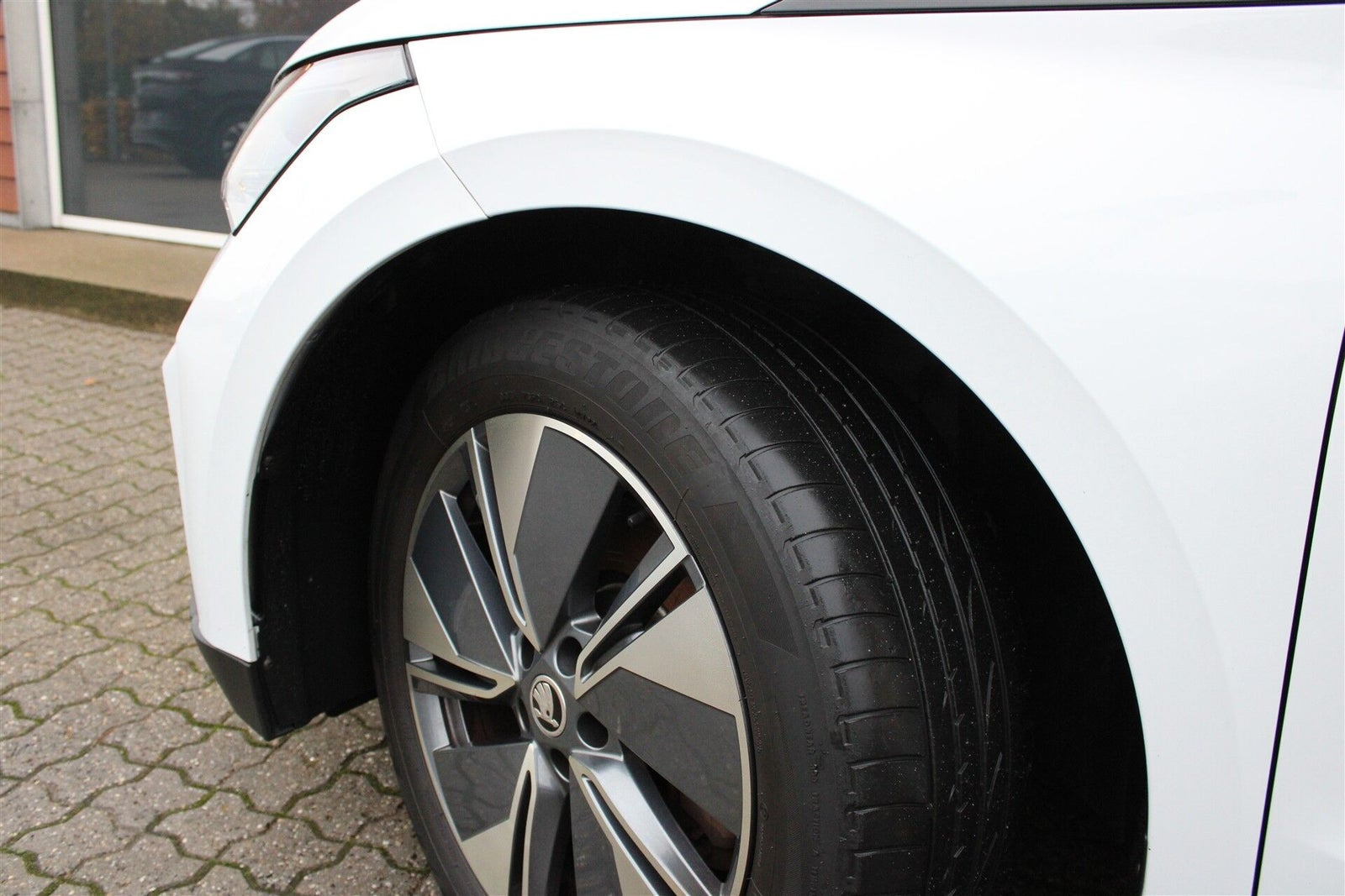 Hvid Skoda Enyaq fra 2021