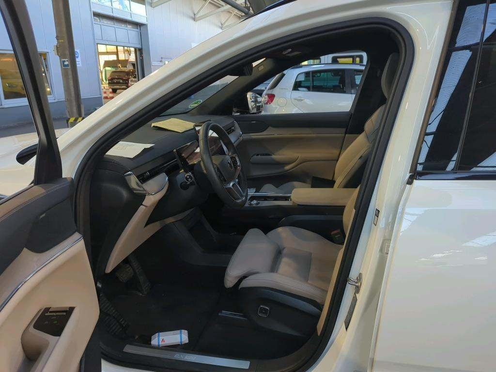 Hvid Volvo EX90 fra 2025