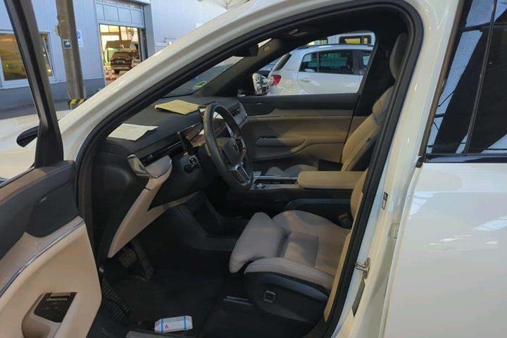 Hvid Volvo EX90 fra 2025