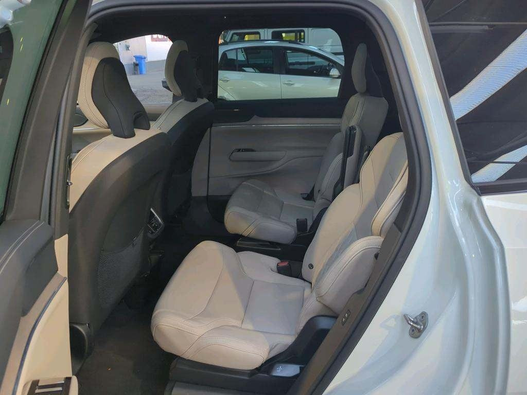 Hvid Volvo EX90 fra 2025