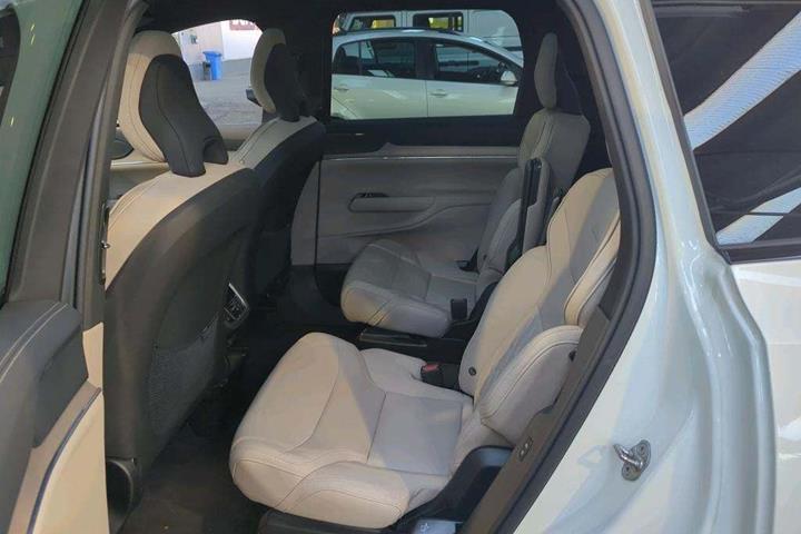 Hvid Volvo EX90 fra 2025