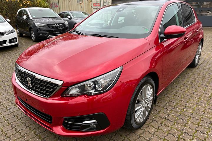Rød Peugeot 308 fra 2018
