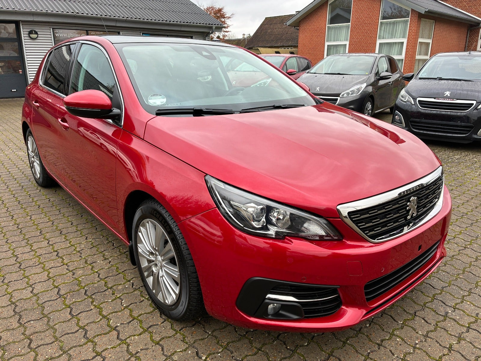 Rød Peugeot 308 fra 2018
