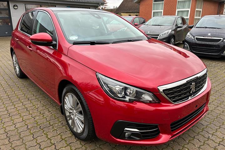 Rød Peugeot 308 fra 2018