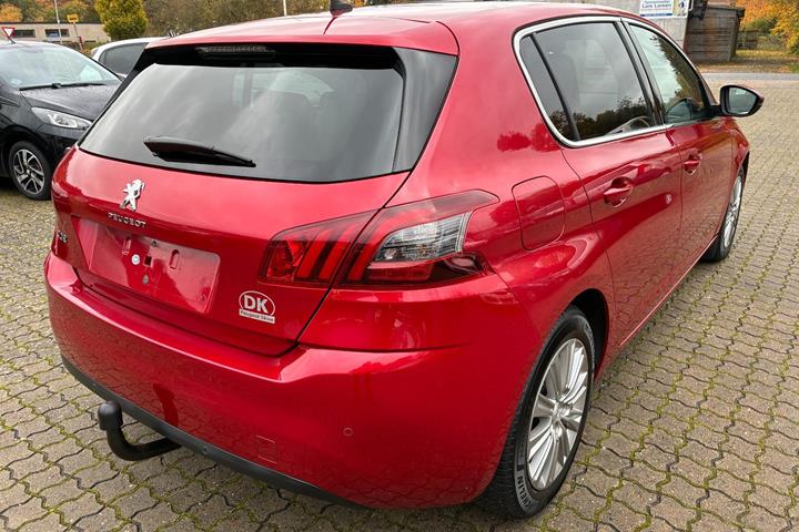 Rød Peugeot 308 fra 2018