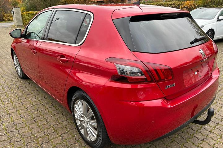 Rød Peugeot 308 fra 2018
