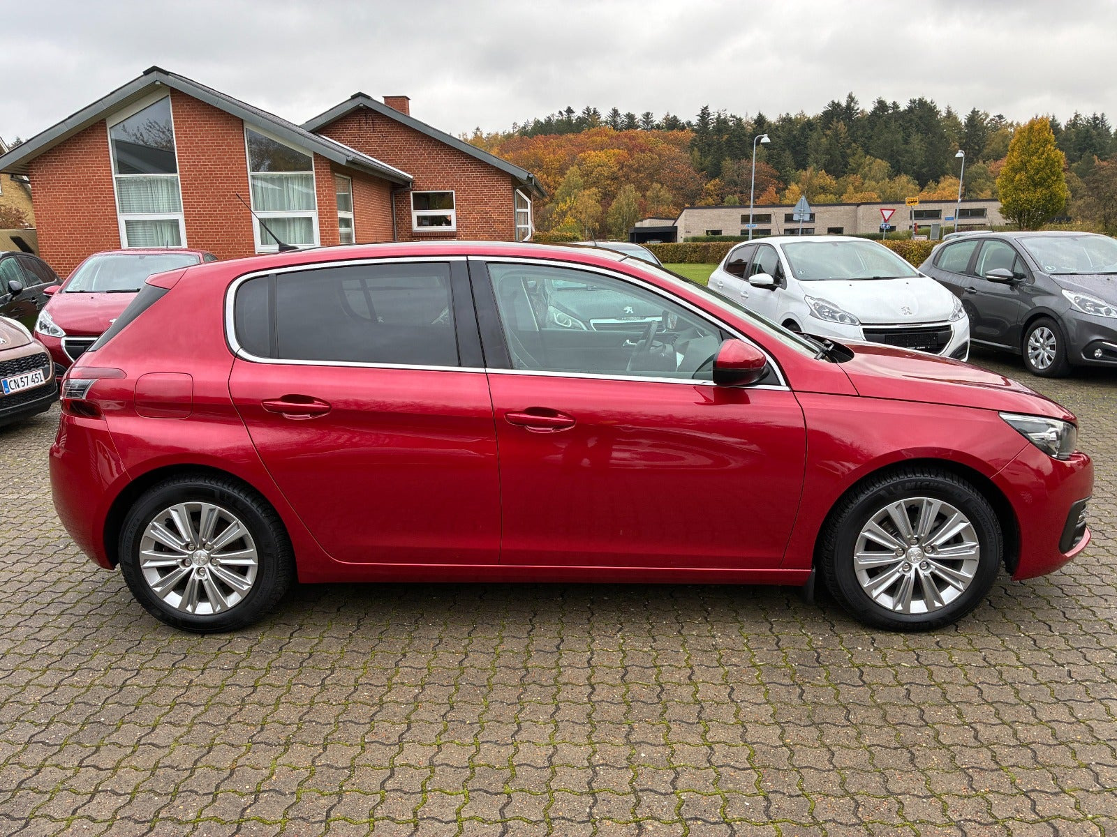 Rød Peugeot 308 fra 2018
