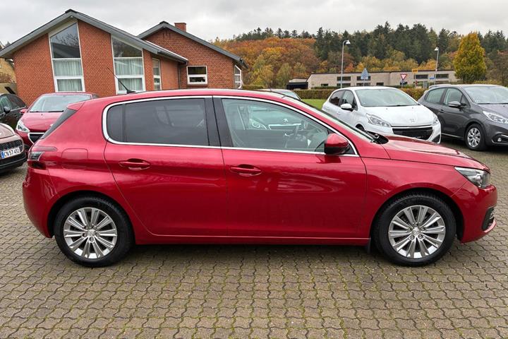 Rød Peugeot 308 fra 2018