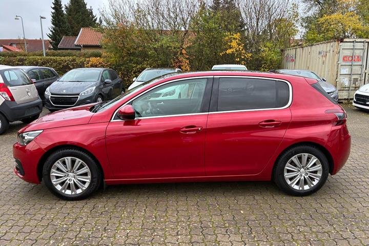 Rød Peugeot 308 fra 2018