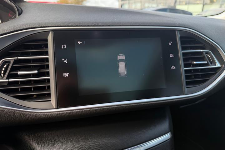 Sølv Peugeot 308 fra 2020