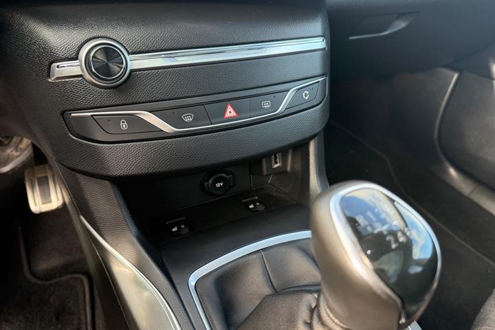 Sølv Peugeot 308 fra 2020