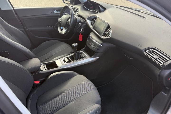 Sølv Peugeot 308 fra 2020