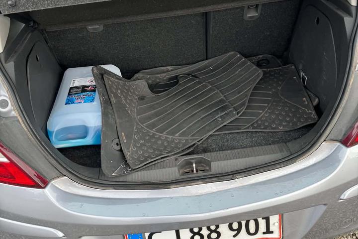 Grå Opel Corsa fra 2008