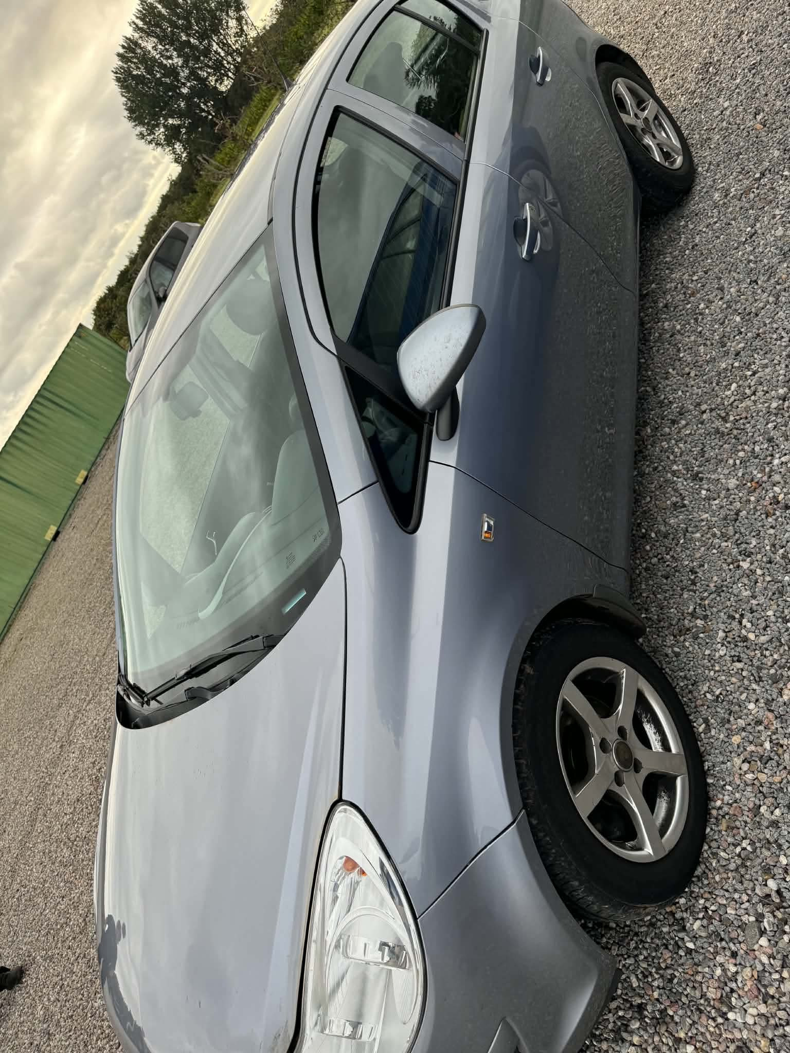 Grå Opel Corsa fra 2008