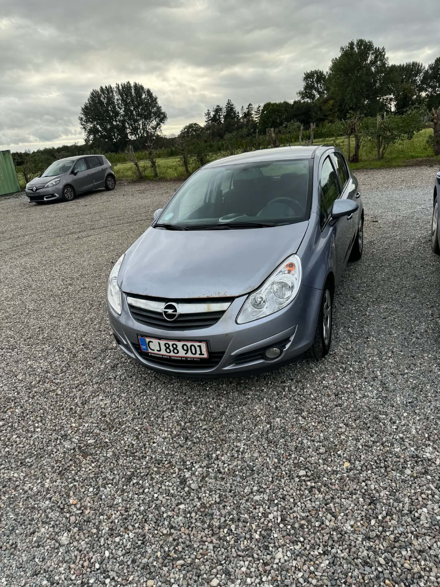 Grå Opel Corsa fra 2008