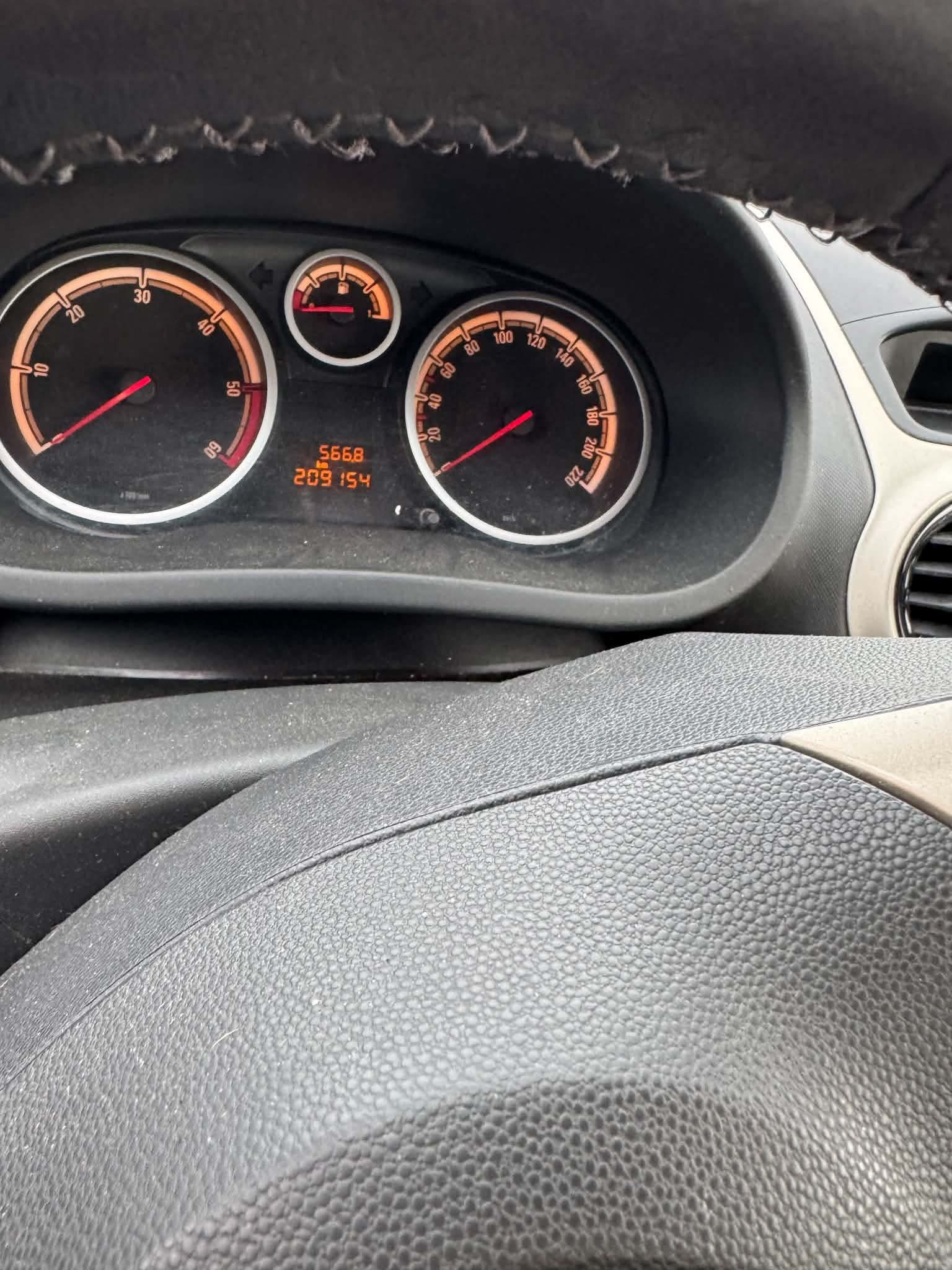 Grå Opel Corsa fra 2008