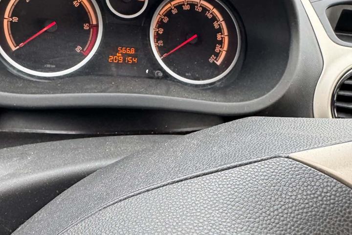 Grå Opel Corsa fra 2008
