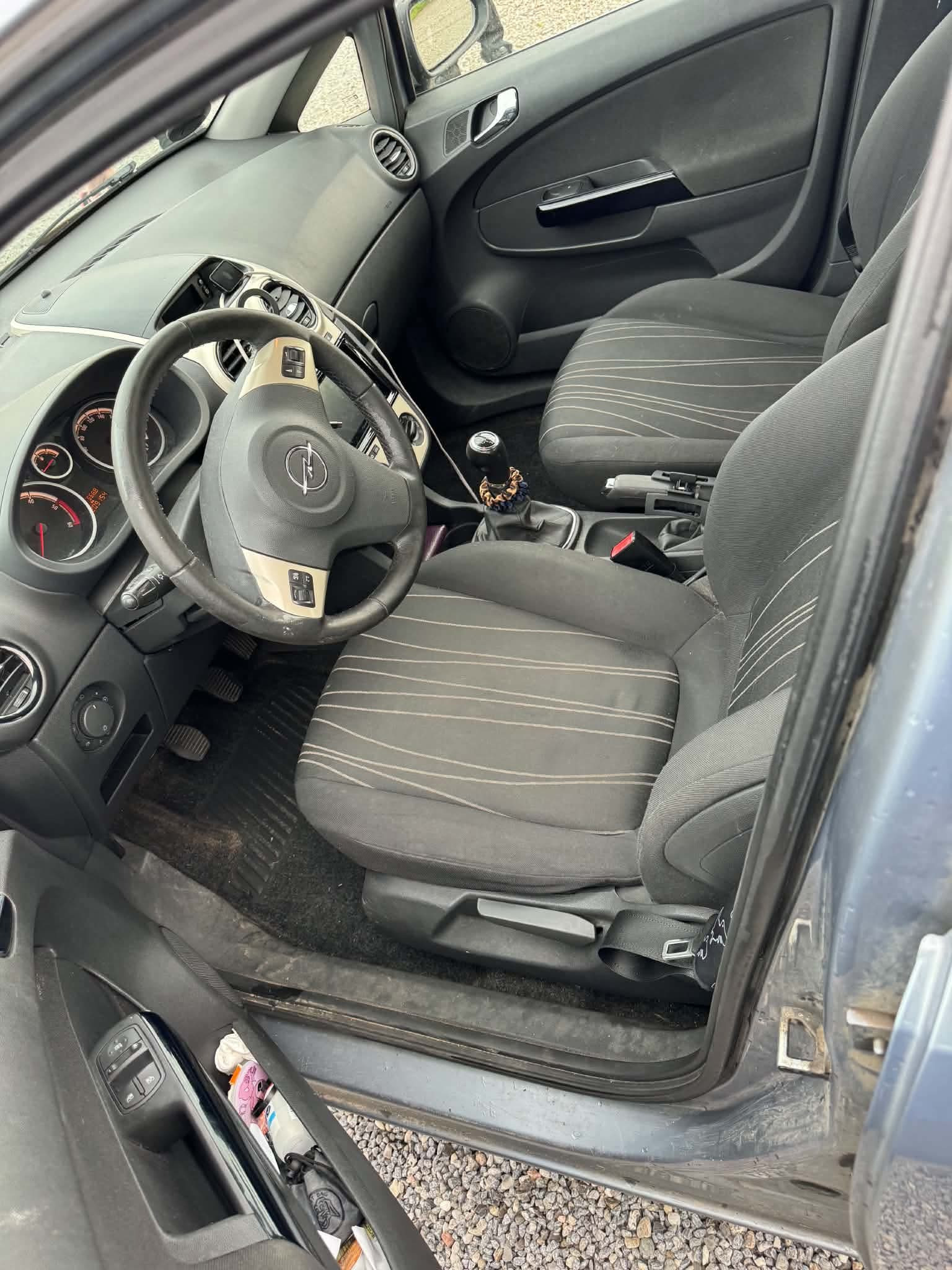 Grå Opel Corsa fra 2008