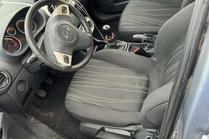 Grå Opel Corsa fra 2008