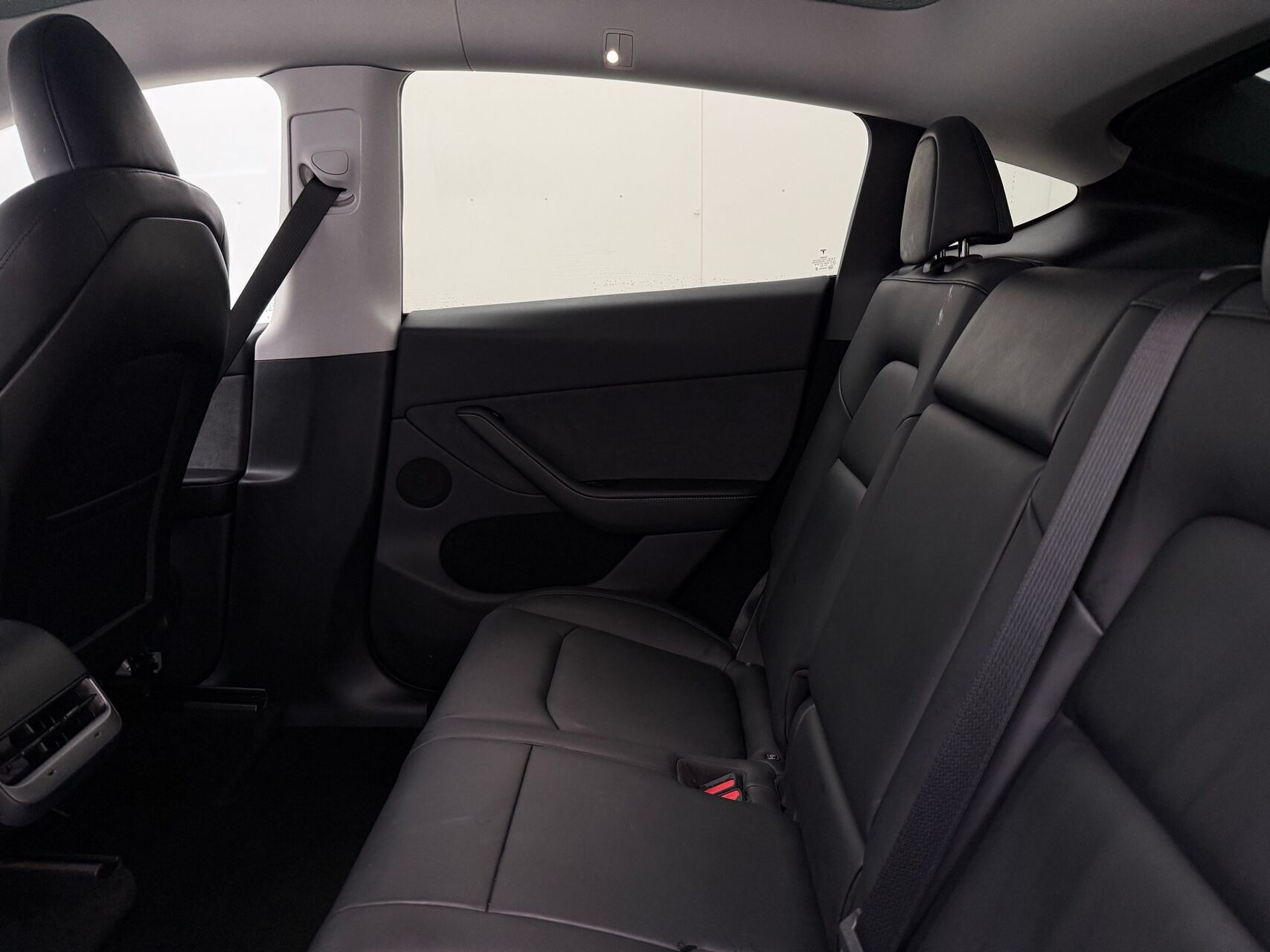 Sort Tesla Model Y fra 2022