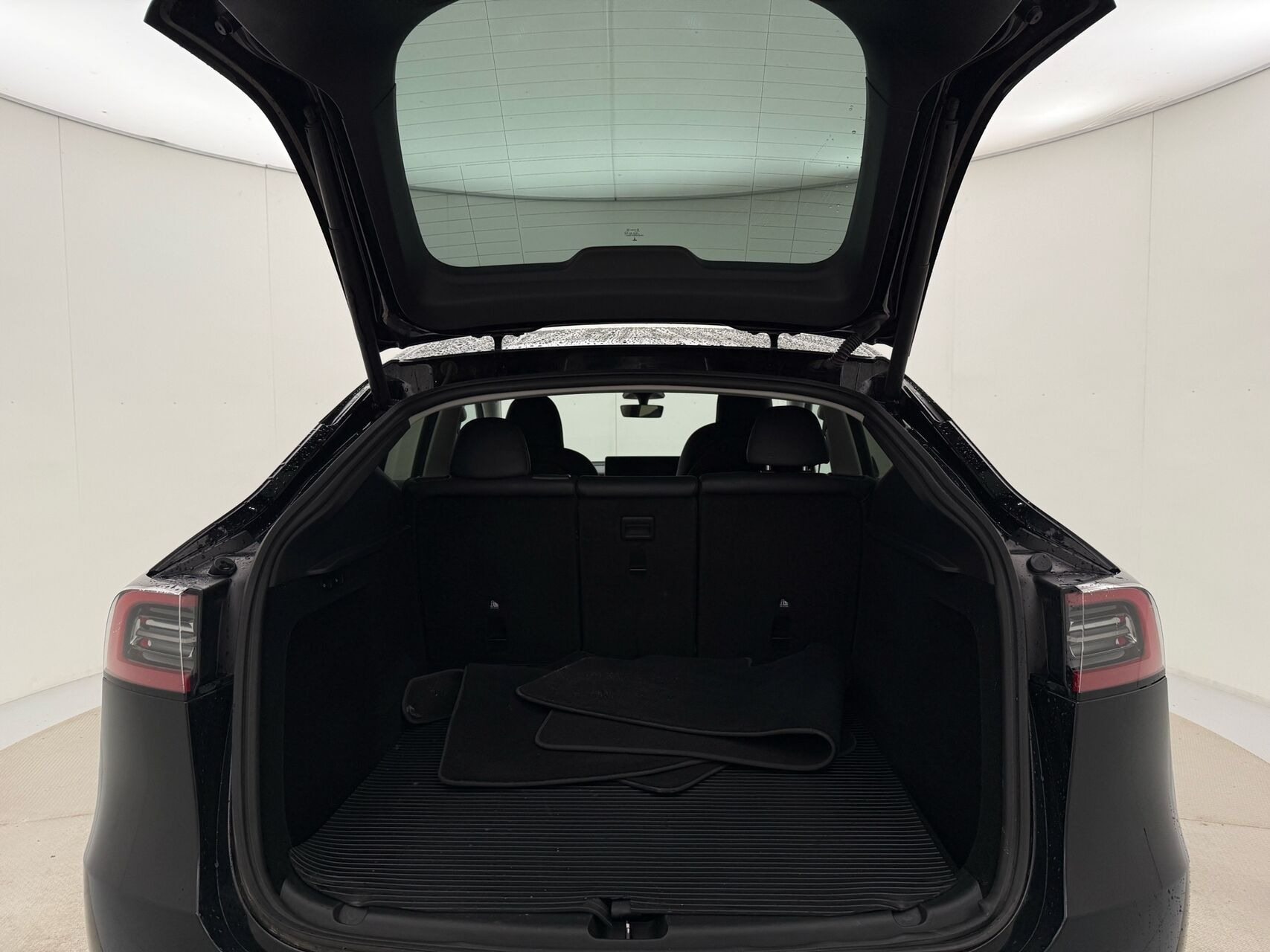 Sort Tesla Model Y fra 2022