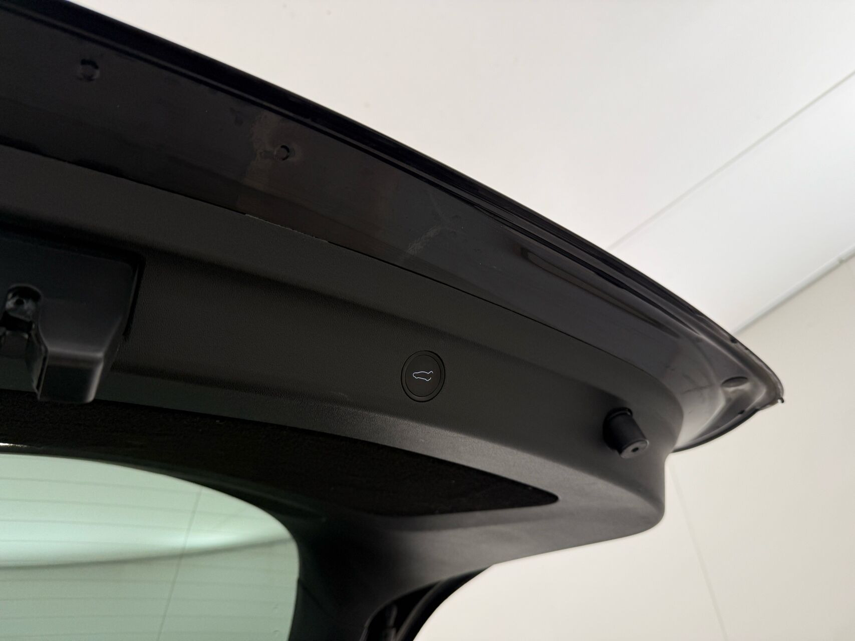 Sort Tesla Model Y fra 2022