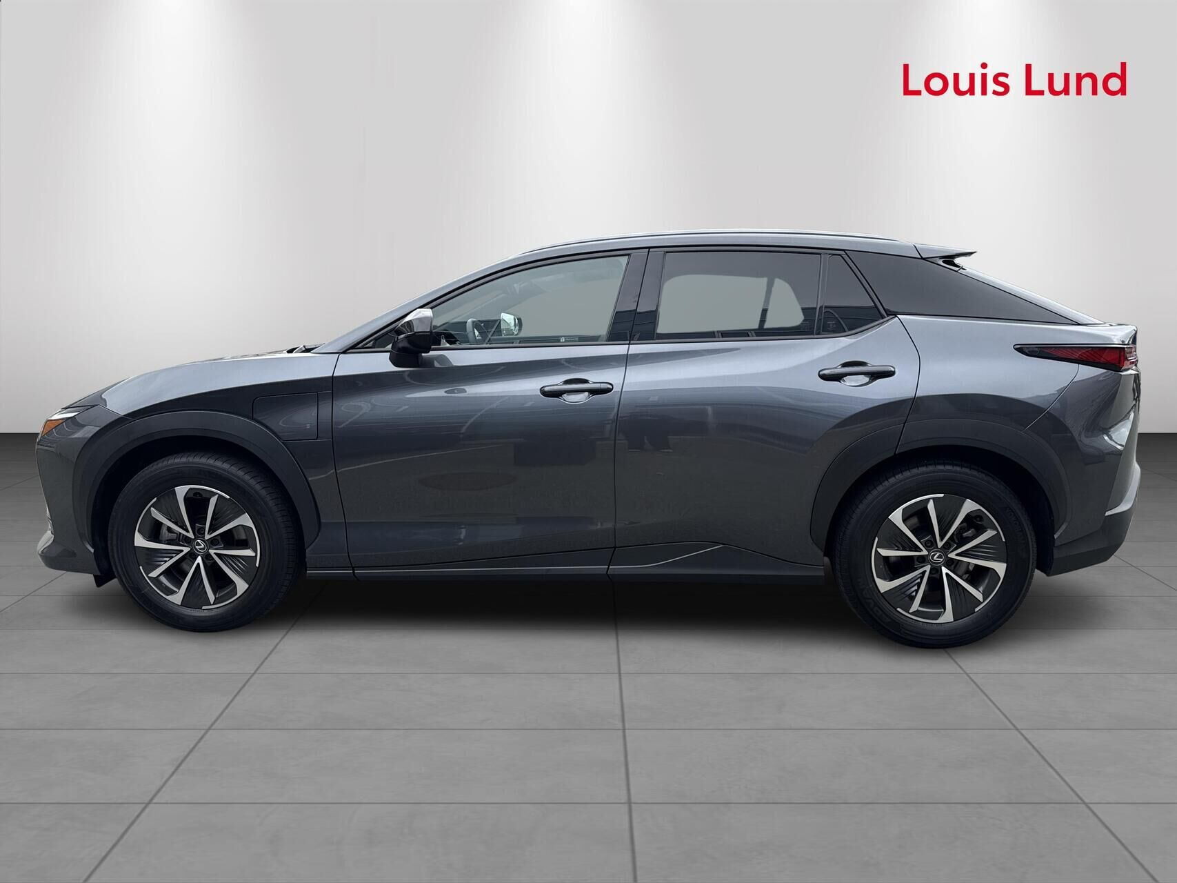 Grå Lexus RZ fra 2025