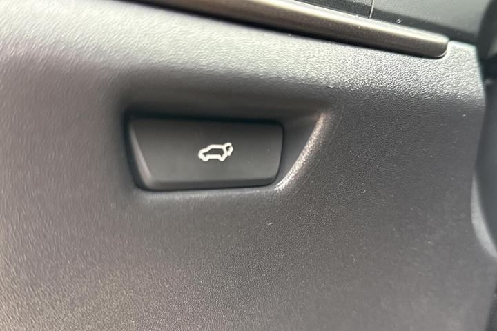 Grå Lexus RZ fra 2025