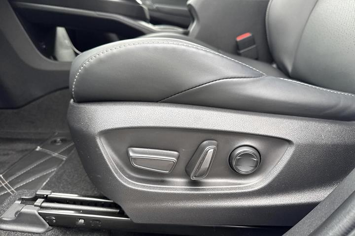 Hvid Toyota BZ4X fra 2026