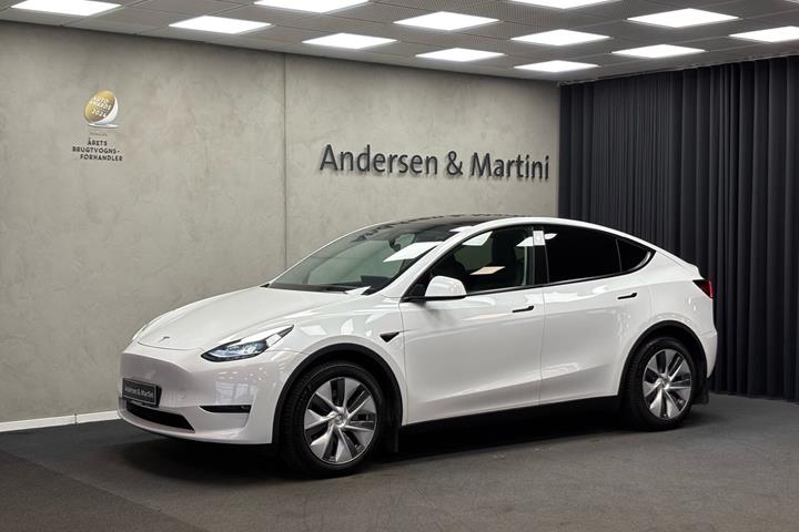 Hvid Tesla Model Y fra 2023