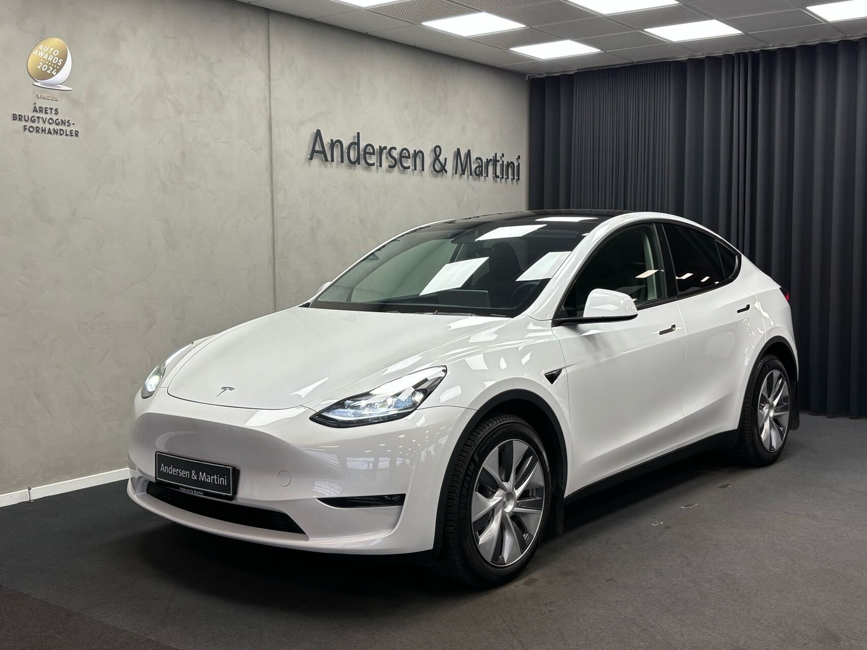 Hvid Tesla Model Y fra 2023