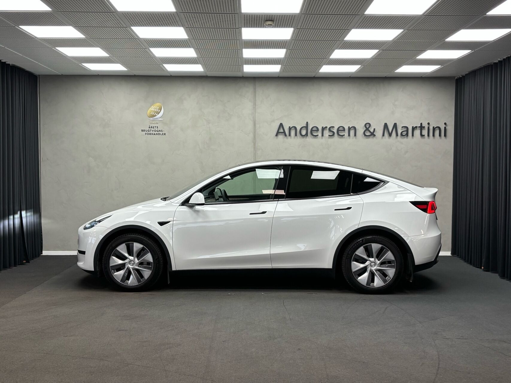 Hvid Tesla Model Y fra 2023