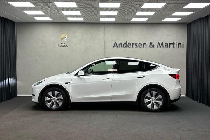 Hvid Tesla Model Y fra 2023
