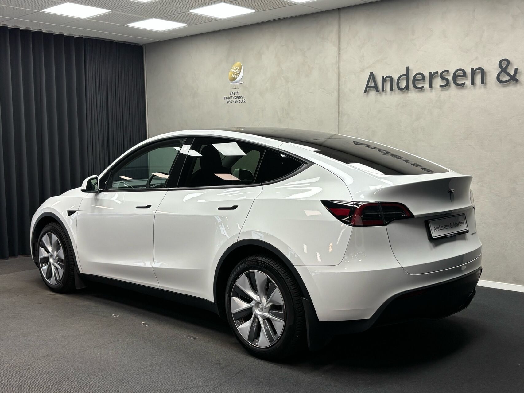 Hvid Tesla Model Y fra 2023