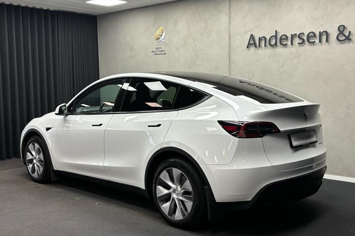 Hvid Tesla Model Y fra 2023