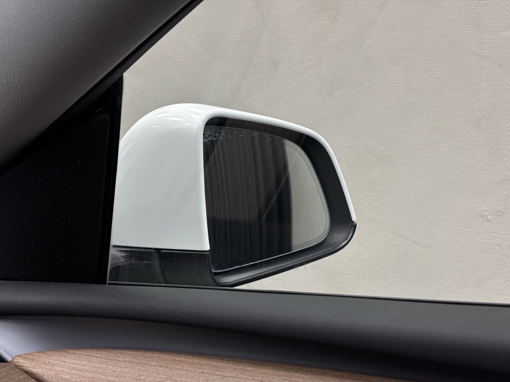 Hvid Tesla Model Y fra 2023