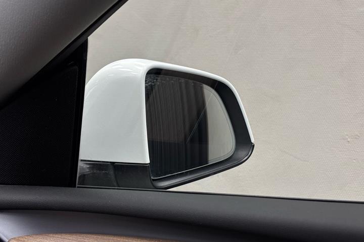 Hvid Tesla Model Y fra 2023