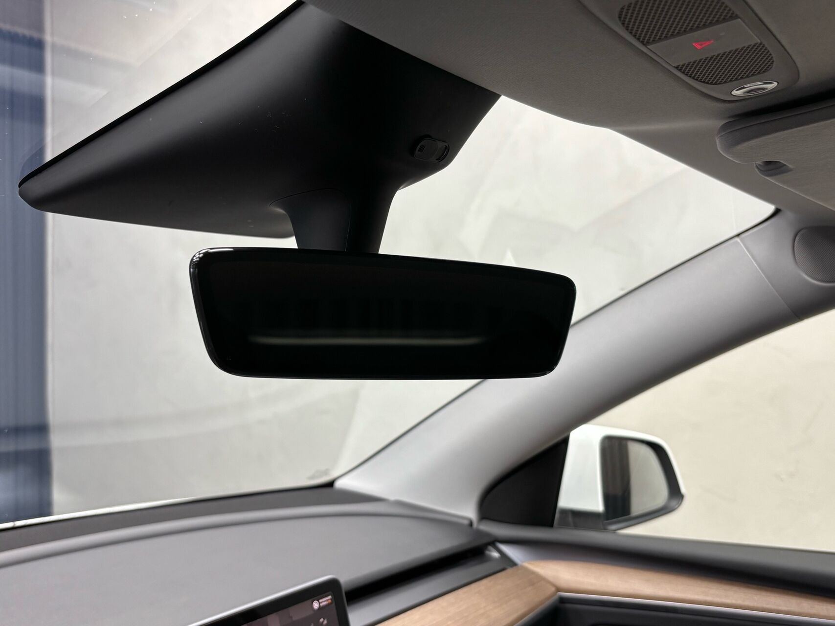 Hvid Tesla Model Y fra 2023