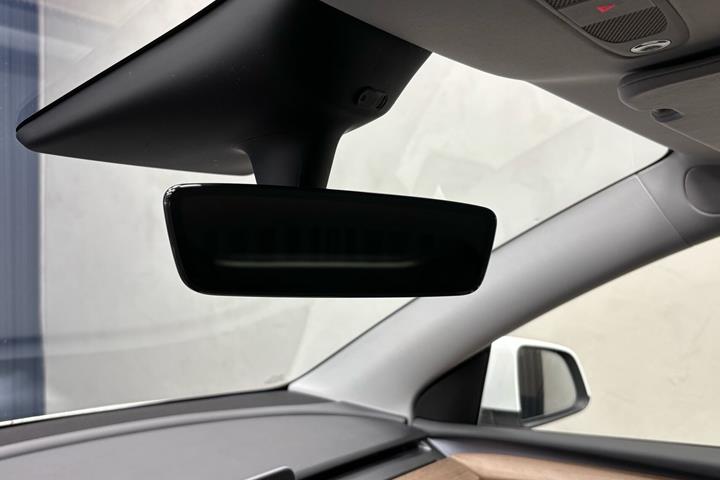 Hvid Tesla Model Y fra 2023