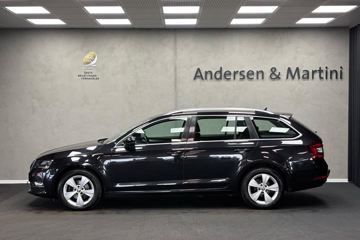 Sort Skoda Octavia fra 2019