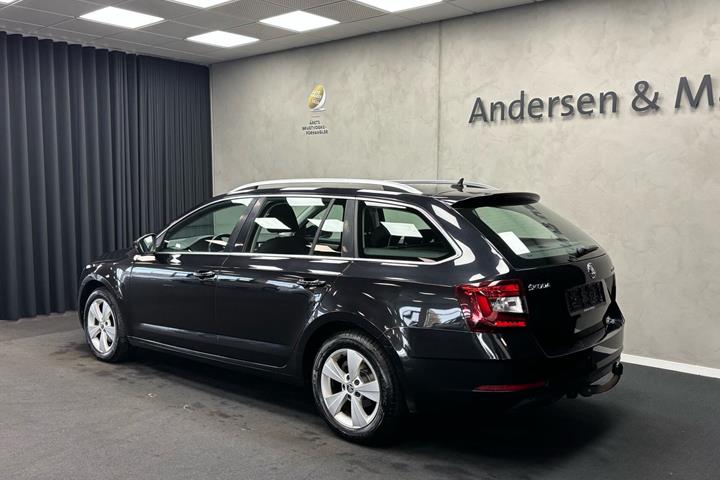 Sort Skoda Octavia fra 2019