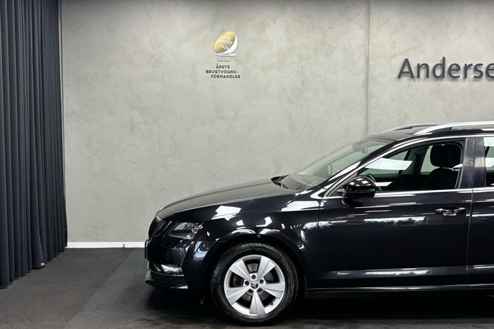 Sort Skoda Octavia fra 2019