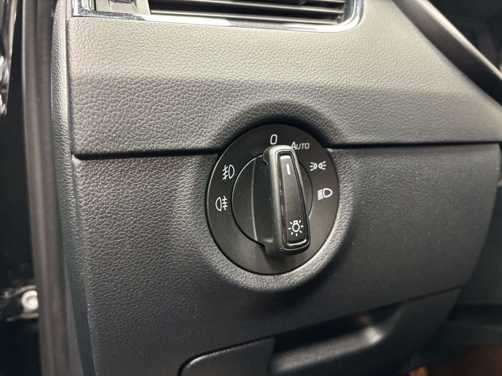 Sort Skoda Octavia fra 2019