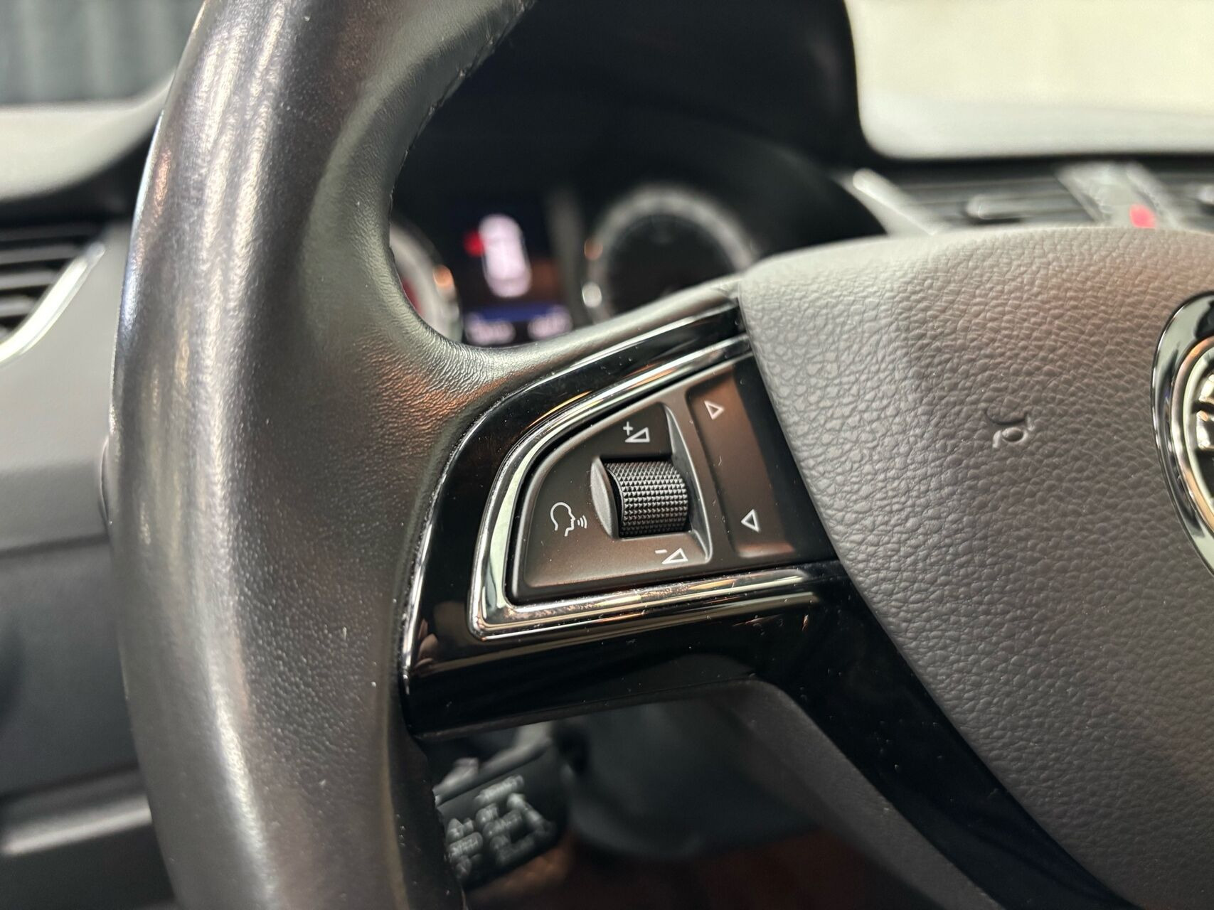 Sort Skoda Octavia fra 2019
