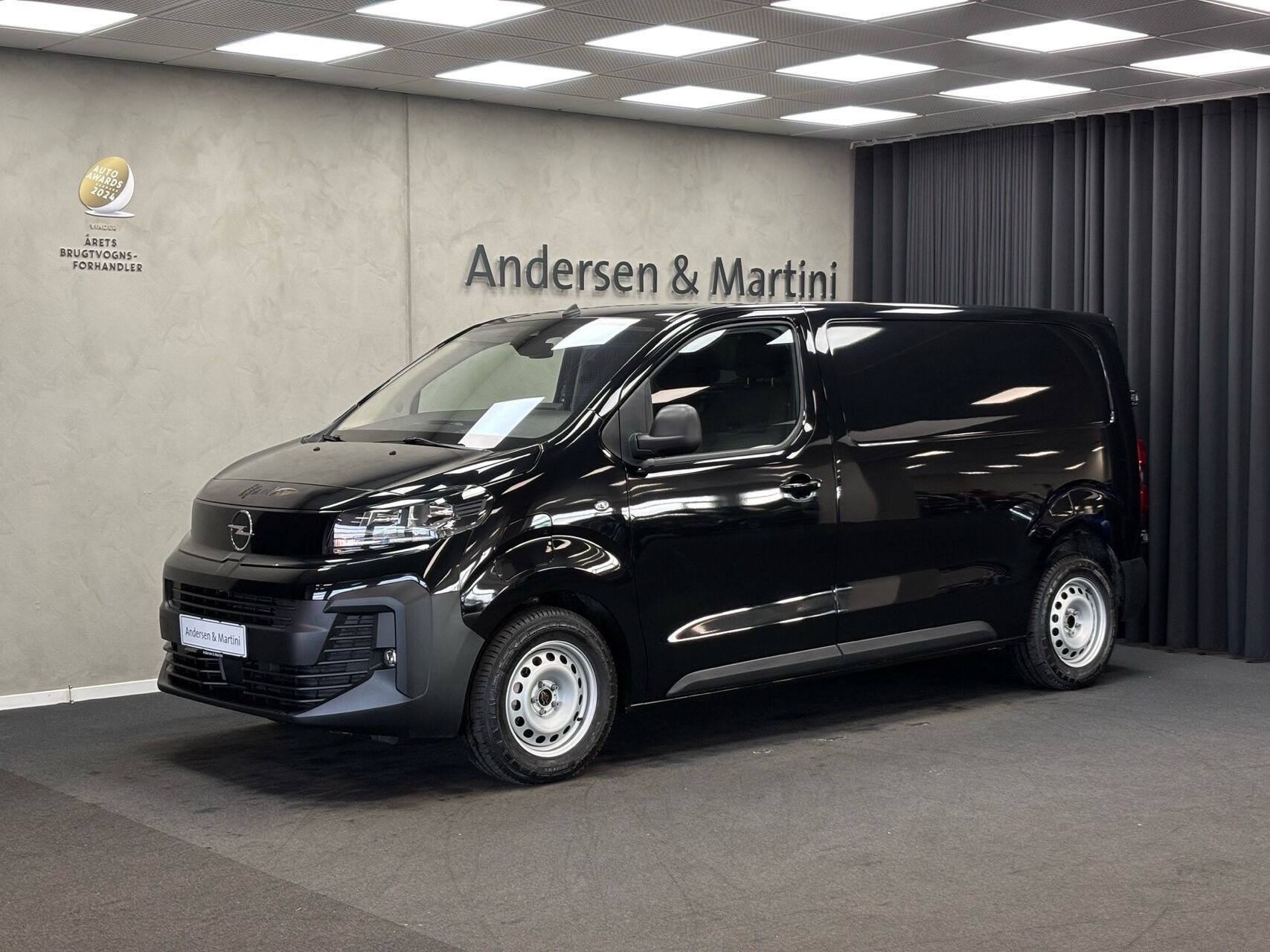Sort Opel Vivaro-e fra 2025
