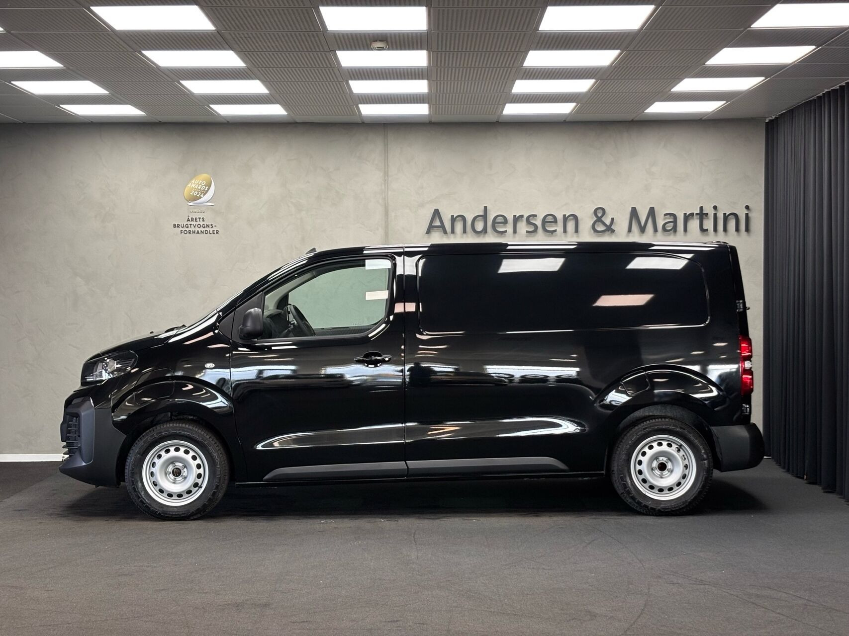Sort Opel Vivaro-e fra 2025